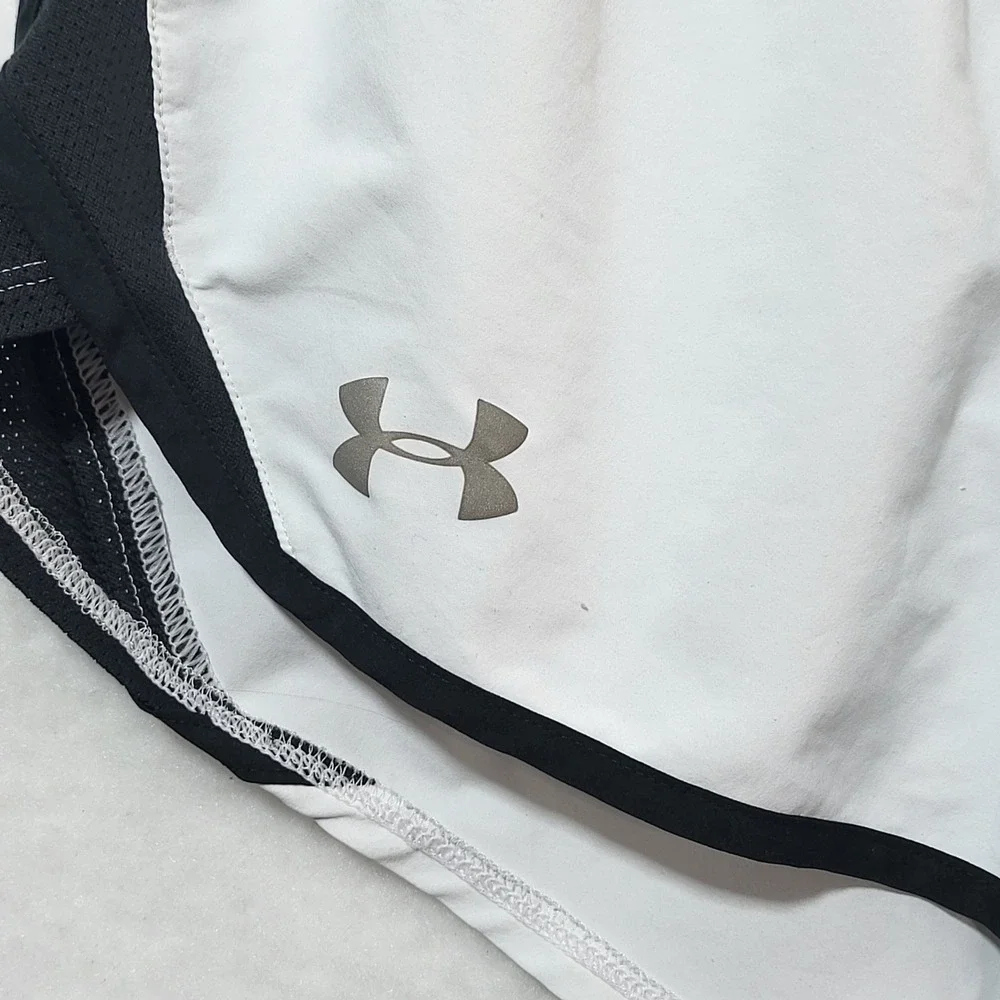 Under Armour Fly By 2.0 Running Shorts Womens XS White‎ Black HeatGear 1350196